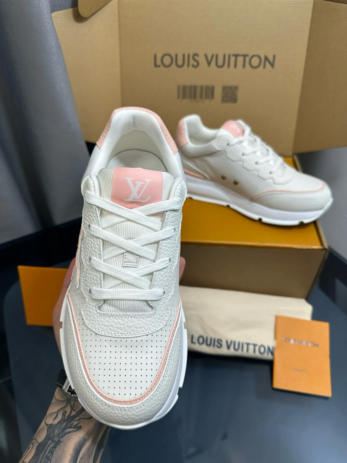 Factory price: 700💰🌈LV | Louis Vuitton 2025𝐬𝐬 🧡💚2025 spring and summer new style top version‼ ️The original version is the same. The counter focuses on the latest casual shoes and new hard goods🆕 ❥Purchasing agent level! Full of high-end feel! A popular model among bloggers at home and abroad, it’s retro and fashionable, and looks stunning on your feet! Wear a lot of happiness! The official website's main recommendation★ ━━━━━ ЅᏇєєt ━━━━━ ▪️Upper: Original custom-made imported calfskin fabric ▪️Inner: breathable gauze imported from Italy ▪️Outsole: rubber foam ➕t men's men's shoes 💰u high-end outsole ▪️Color: nine colors available ▪️Shoe size: 35-44, (45, 46 customized)